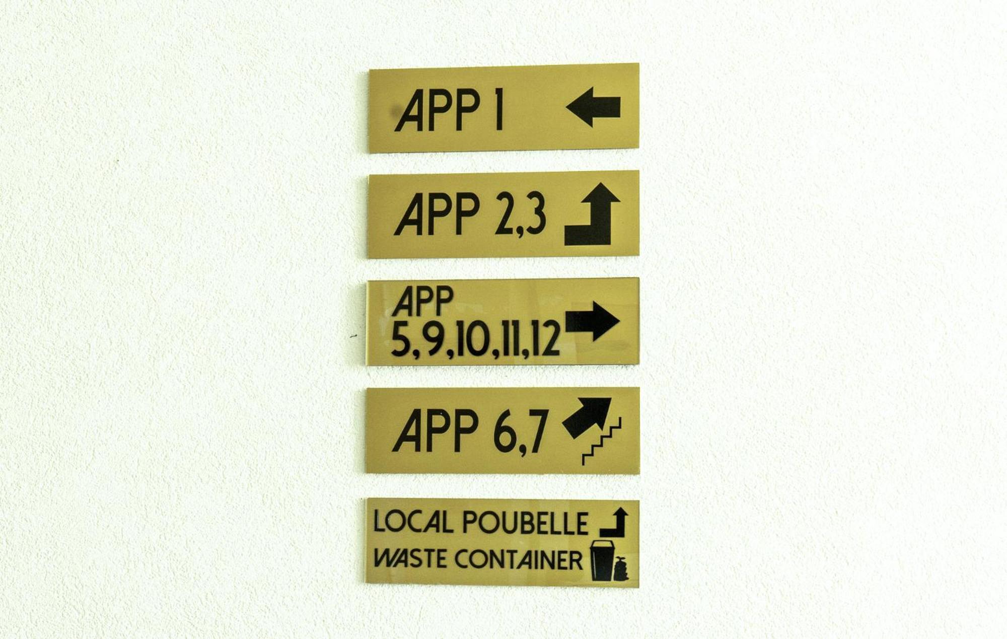 A L'ombre Du Pin 